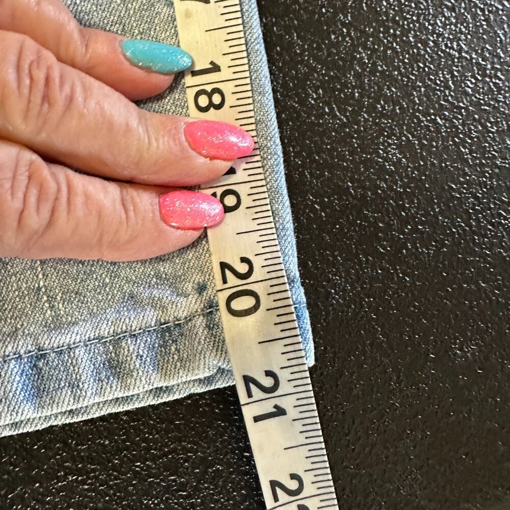Lee Riders Capri Jean Size 10 Med Fits more like Size 8 Light Blue Wash Denim - Picture 10 of 13